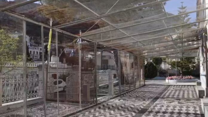 Ολοκληρώθηκε η εγκατάσταση συρματοπλεγμάτων στη Χίο για το έθιμο του «ρουκετοπόλεμου» – Προστατεύτηκαν οι εκκλησίες και τα γύρω σπίτια