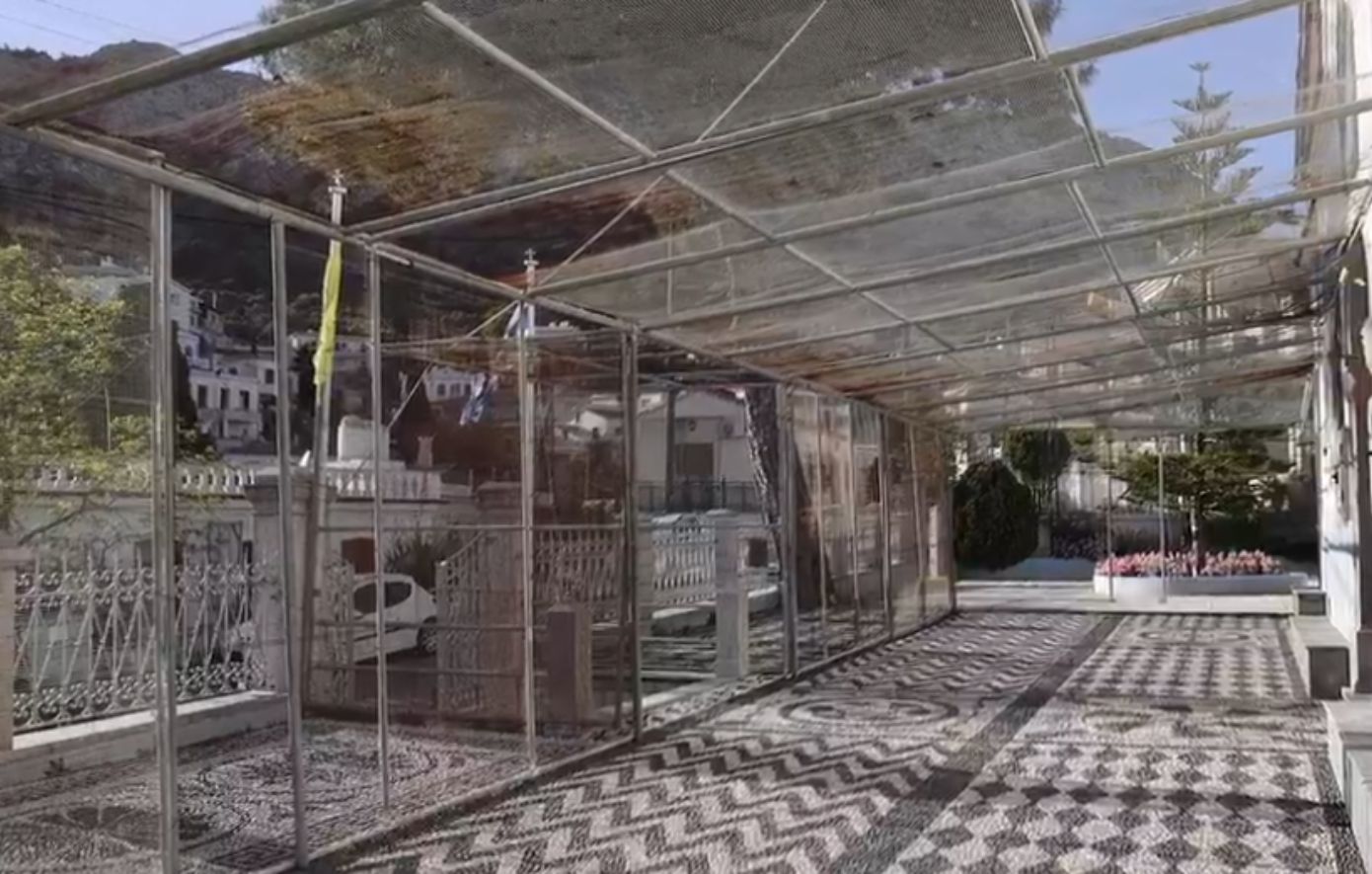 Ολοκληρώθηκε η εγκατάσταση συρματοπλεγμάτων στη Χίο για το έθιμο του «ρουκετοπόλεμου» – Προστατεύτηκαν οι εκκλησίες και τα γύρω σπίτια