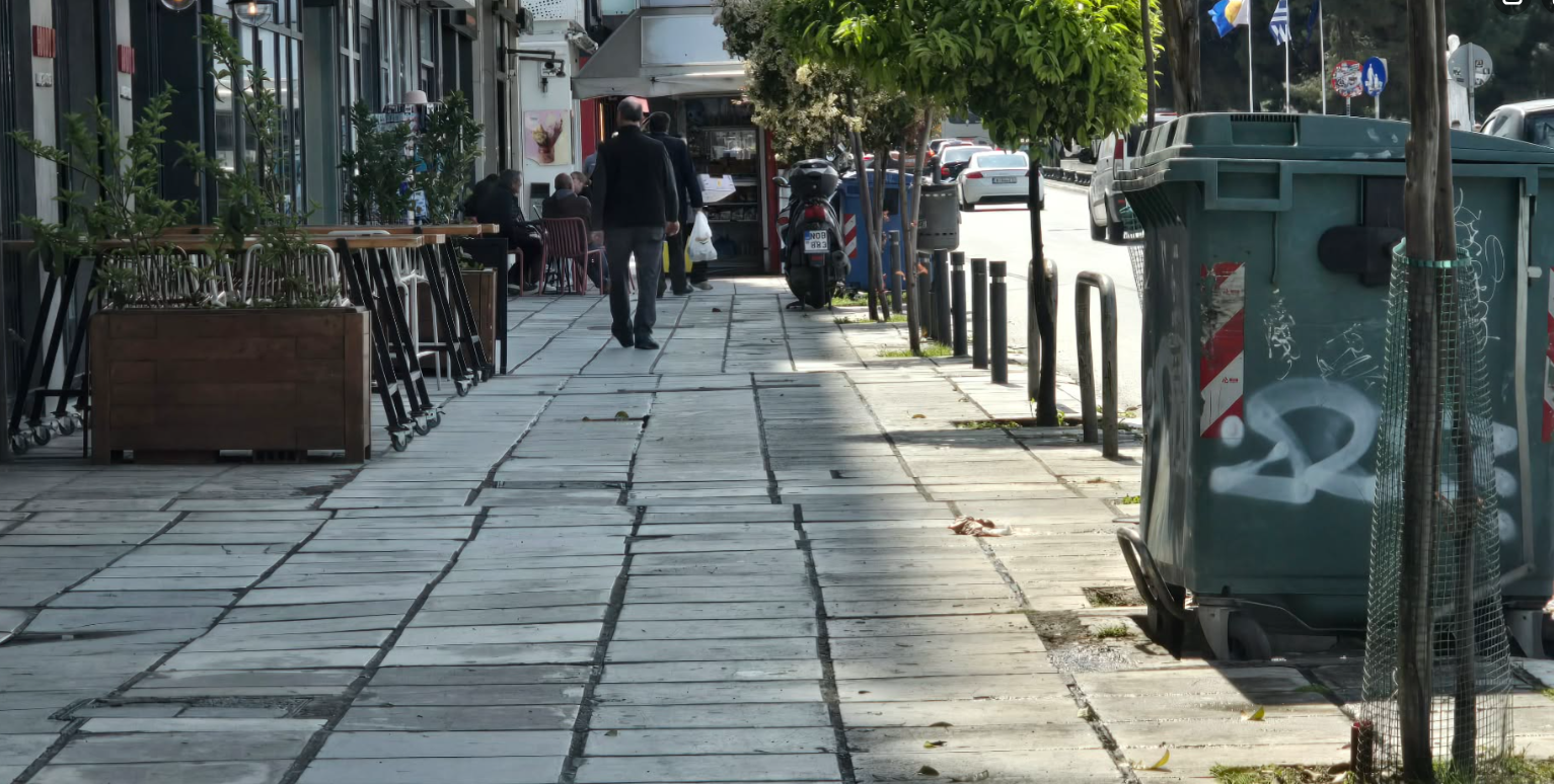 Θεσσαλονίκη: Άστεγος που κοιμόταν σε κάδο έπεσε σε πρέσα απορριμματοφόρου- Άκουσαν τις φωνές του προτού συνθλιβεί