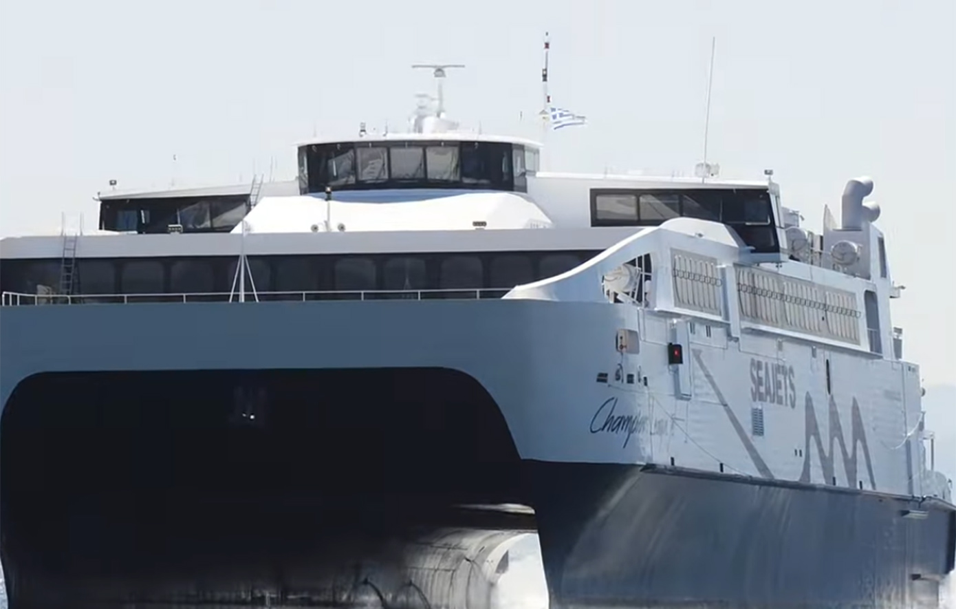 Άγκυρα μπλέκεται στο «Champion League Jet 1» στο λιμάνι Πάρου – Σοβαρή ταλαιπωρία για 459 επιβάτες