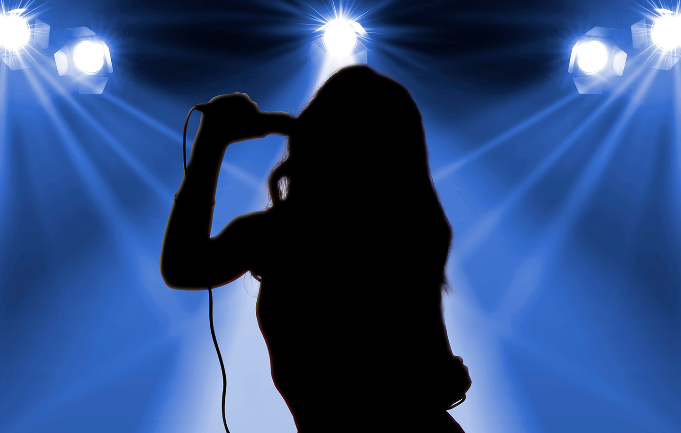 Καθαρίστρια κατηγορεί γιο διάσημης τραγουδίστριας για απάτη – Πώς κατέληξε με χρέη εκατομμυρίων