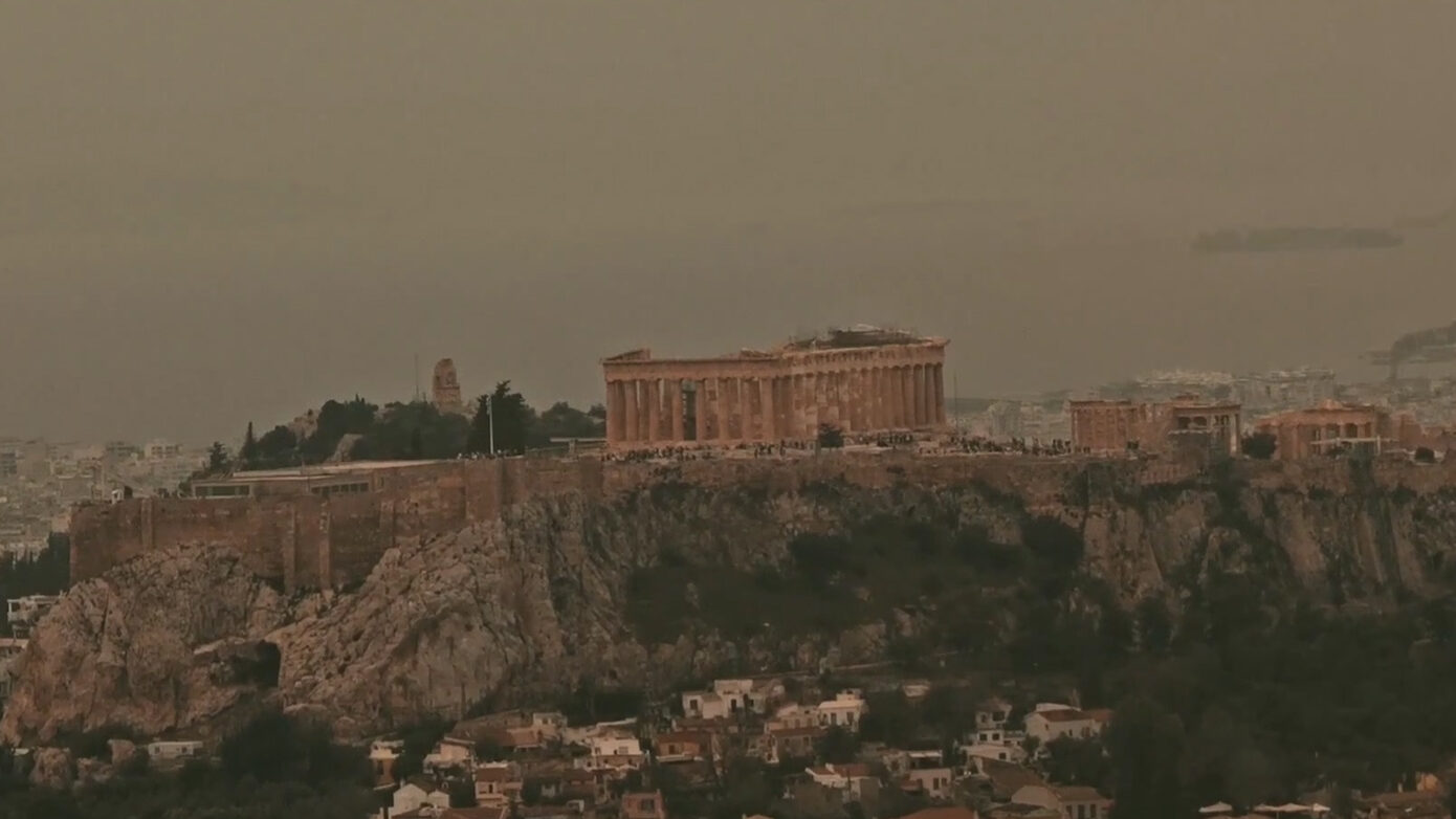 Κατακλύζει η αφρικανική σκόνη – Ασφυκτική ατμόσφαιρα στην Αθήνα