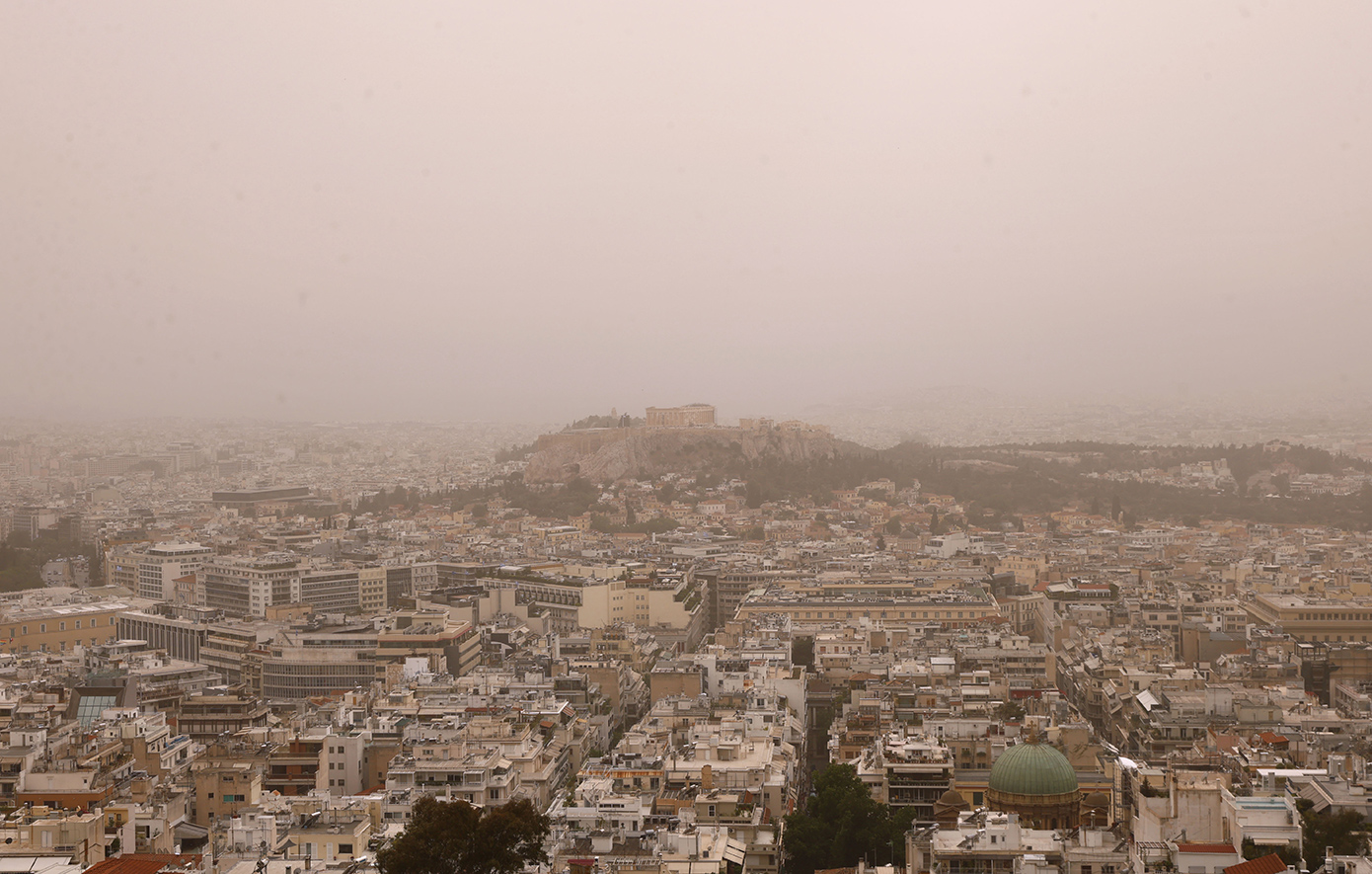 Καιρός: «Μείγμα» αφρικανικής σκόνης, λασποβροχών και δυνατών ανέμων – Τι θα δείξουν τα θερμόμετρα