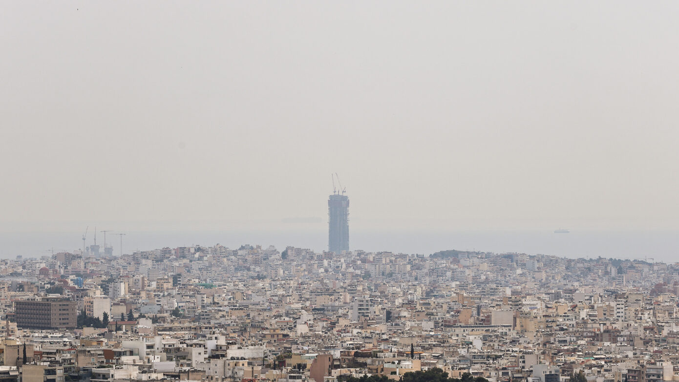 Καιρός: «Πνιγμένη» στην αφρικανική σκόνη η Ελλάδα – Συννεφιά, βροχοπτώσεις και άνεμοι έως 8 μποφόρ