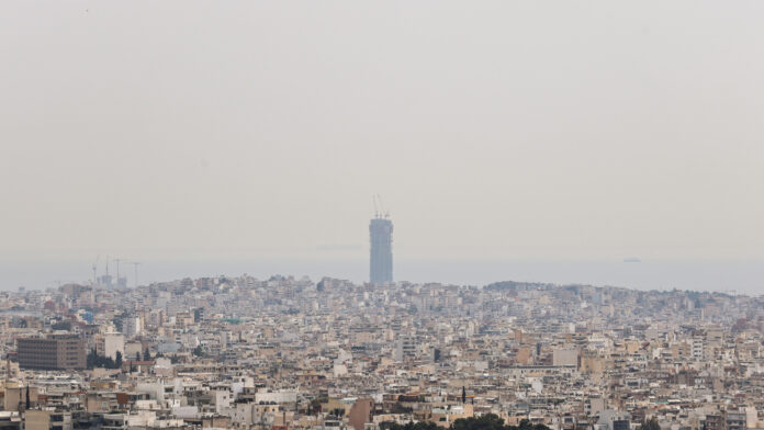 Καιρός: «Πνιγμένη» στην αφρικανική σκόνη η Ελλάδα – Συννεφιά, βροχοπτώσεις και άνεμοι έως 8 μποφόρ