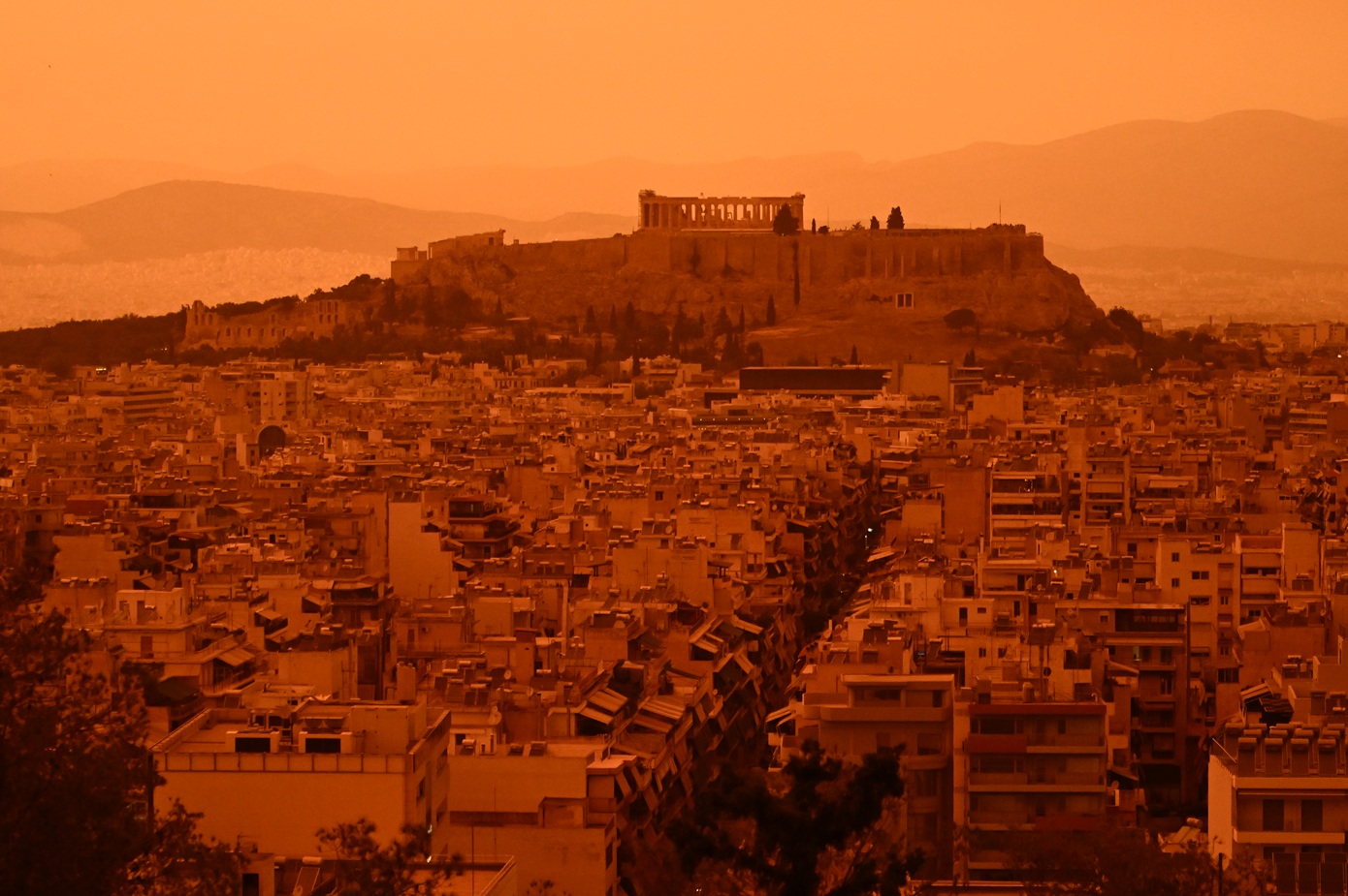 Λασποβροχές και αφρικανική σκόνη συνοδεύουν την επιστροφή των εκδρομέων του Πάσχα – Τι αναφέρουν Κολυδάς, Αρναούτογλου