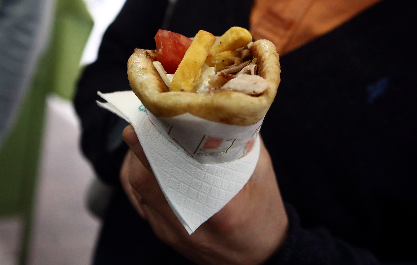 Πολυτέλεια το τυλιχτό σουβλάκι – Η τιμή του αγγίζει πλέον τα 5 ευρώ σε αρκετές περιοχές