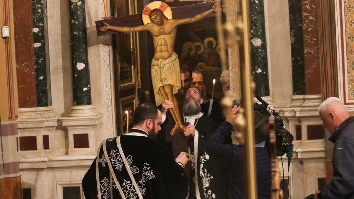 Μεγάλη Πέμπτη: Η τελετή των Παθών, η Σταύρωση και τα 12 Ευαγγέλια