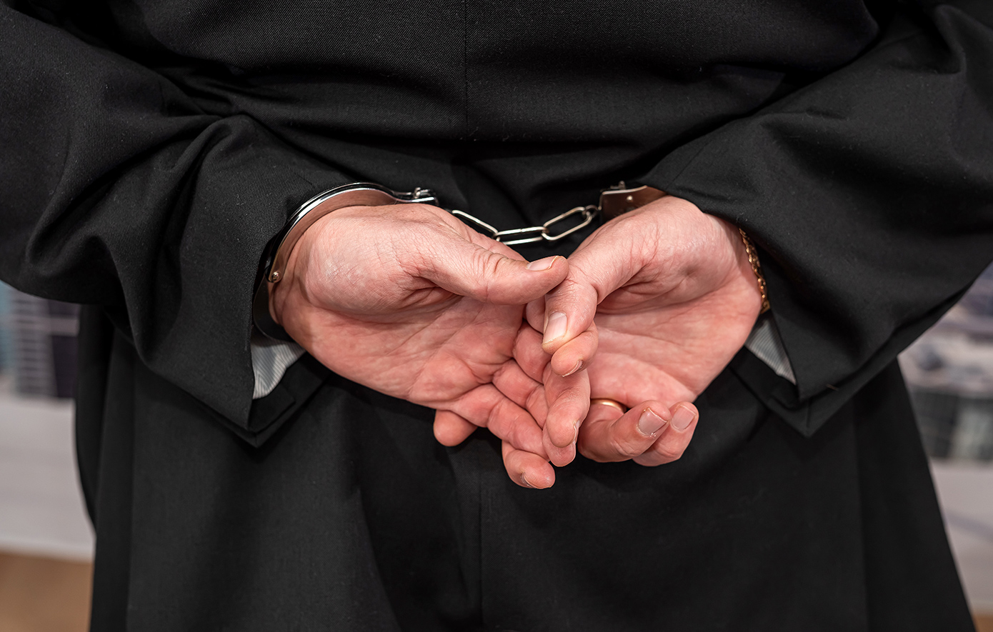 Ηράκλειο: Ιερέας συνελήφθη πριν το «Χριστός Ανέστη» – Η παπαδιά τον κατήγγειλε για κλοπή αυγών από τις κότες