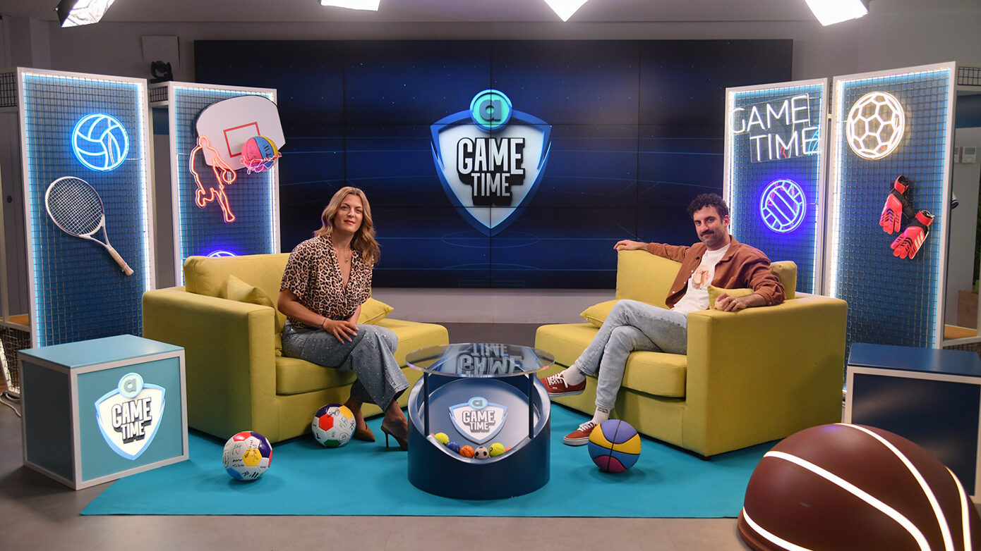 Ο Τάσος Δέδες στο Allwyn Game Time αφηγείται αγώνα της ΑΕΚ και μιμείται τον Θανάση Βέγγο