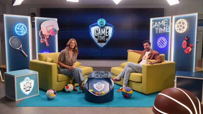 Ο Τάσος Δέδες στο Allwyn Game Time αφηγείται αγώνα της ΑΕΚ και μιμείται τον Θανάση Βέγγο
