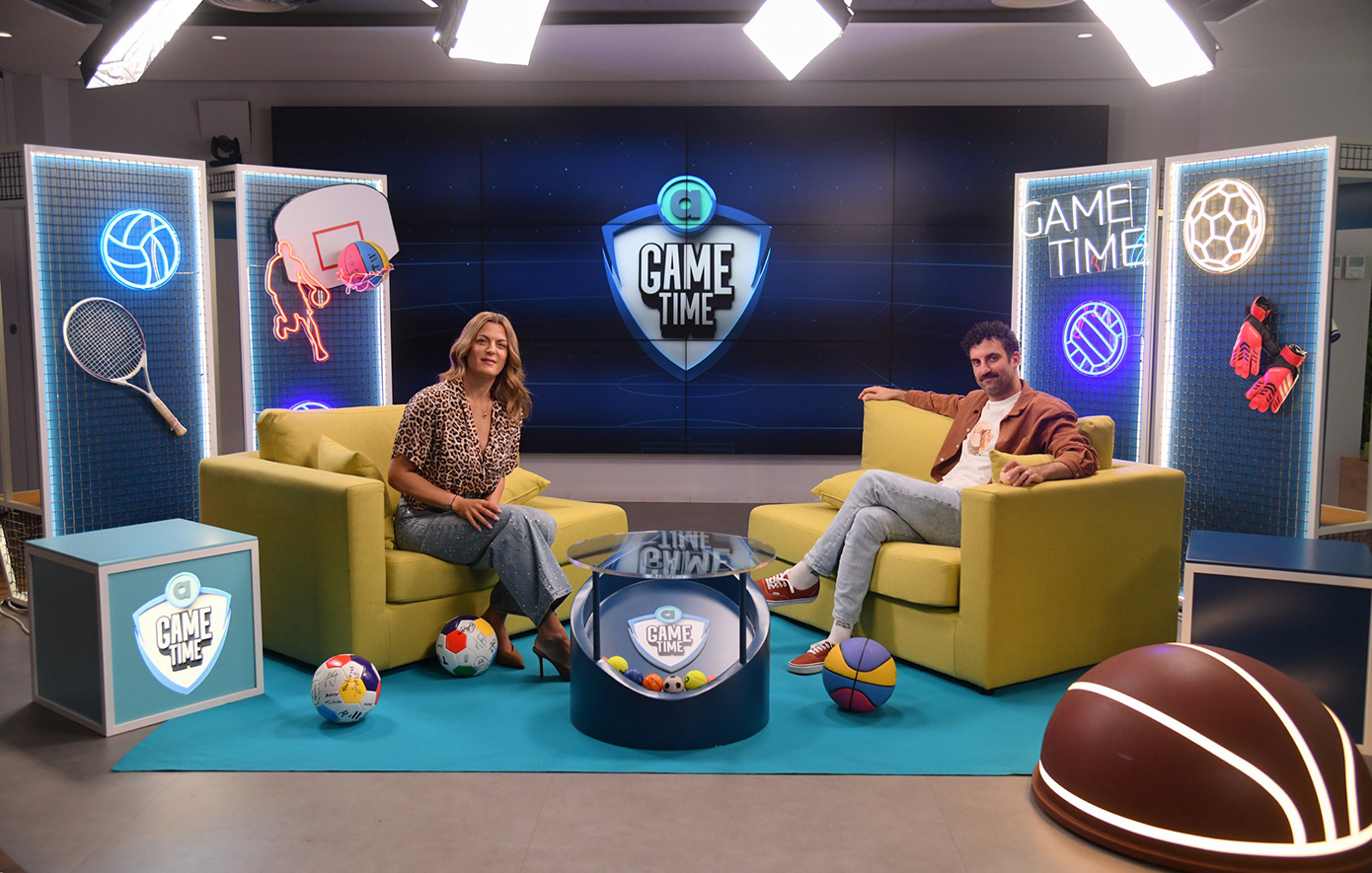 Ο Τάσος Δέδες στο Allwyn Game Time αφηγείται αγώνα της ΑΕΚ και μιμείται τον Θανάση Βέγγο