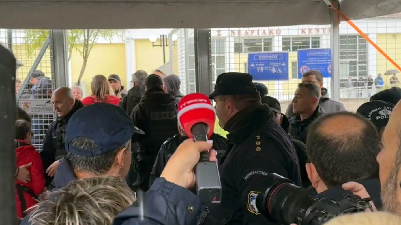 Ασταμάτητη η ένταση στην είσοδο της δίκης των Τεμπών με συγγενείς θυμάτων να απαιτούν είσοδο – «Έχασα την κόρη μου στο τρένο, στα κιτάπια με έχετε;»