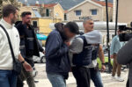 Με κατεβασμένα βλέμματα στα δικαστήρια οι τρεις κατηγορούμενοι για τον θάνατο της 19χρονης Μυρτώς – Βίντεο και εικόνες