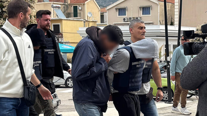 Με κατεβασμένα βλέμματα στα δικαστήρια οι τρεις κατηγορούμενοι για τον θάνατο της 19χρονης Μυρτώς – Βίντεο και εικόνες
