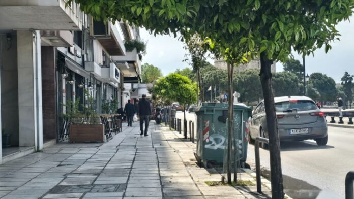 Θεσσαλονίκη: Άστεγος που κοιμόταν σε κάδο κινδύνευσε να συνθλιβεί από απορριματοφόρο