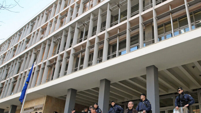 Τετραετής φυλάκιση για την απάτη των 100.000 ευρώ που βρέθηκαν θαμμένα σε αυλή στη Θεσσαλονίκη