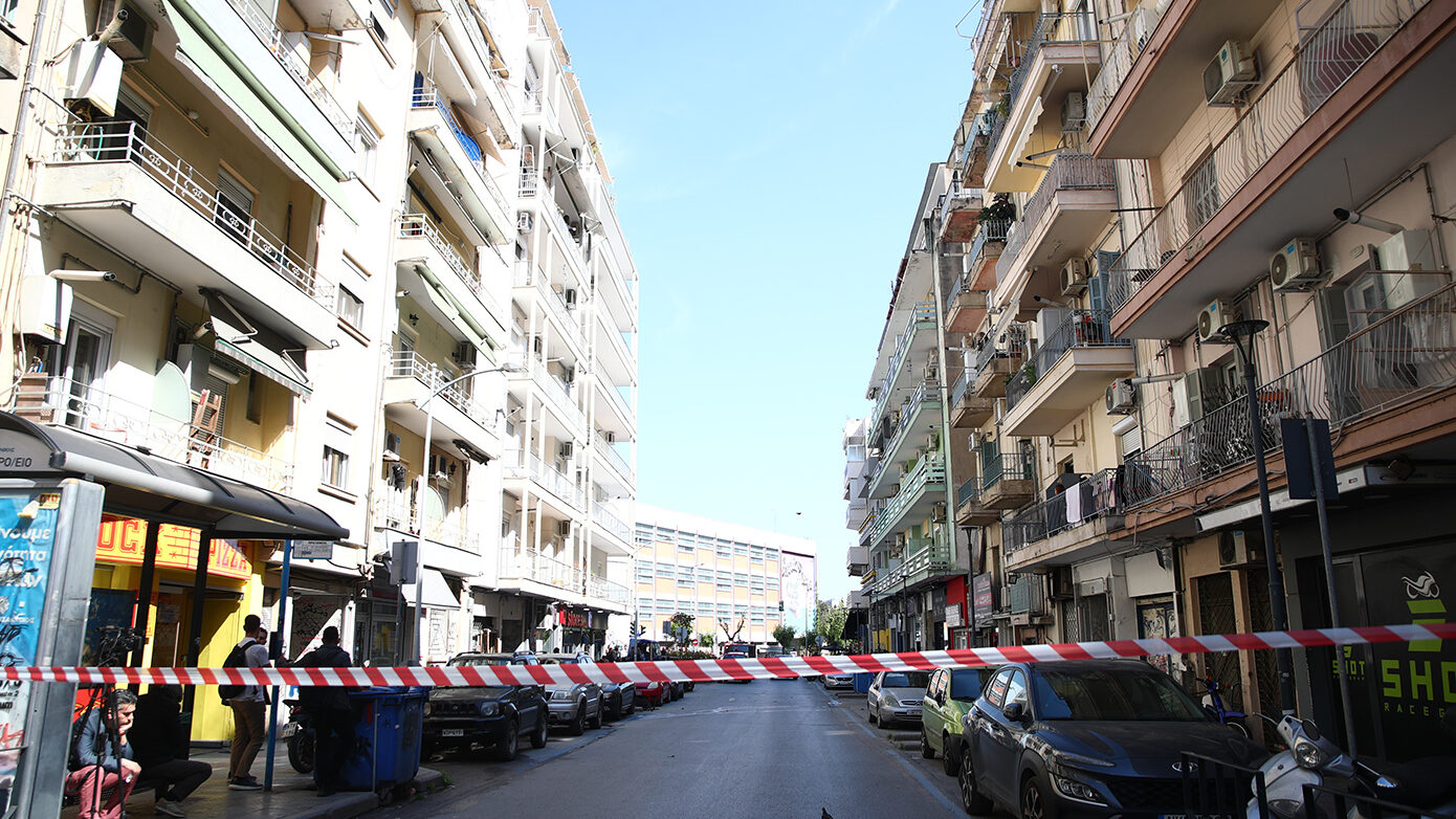 Στο ψυχιατρείο ο 20χρονος σπουδαστής που εκσφενδόνιζε αντικείμενα από μπαλκόνι στη Θεσσαλονίκη