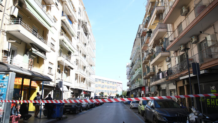 Στο ψυχιατρείο ο 20χρονος σπουδαστής που εκσφενδόνιζε αντικείμενα από μπαλκόνι στη Θεσσαλονίκη