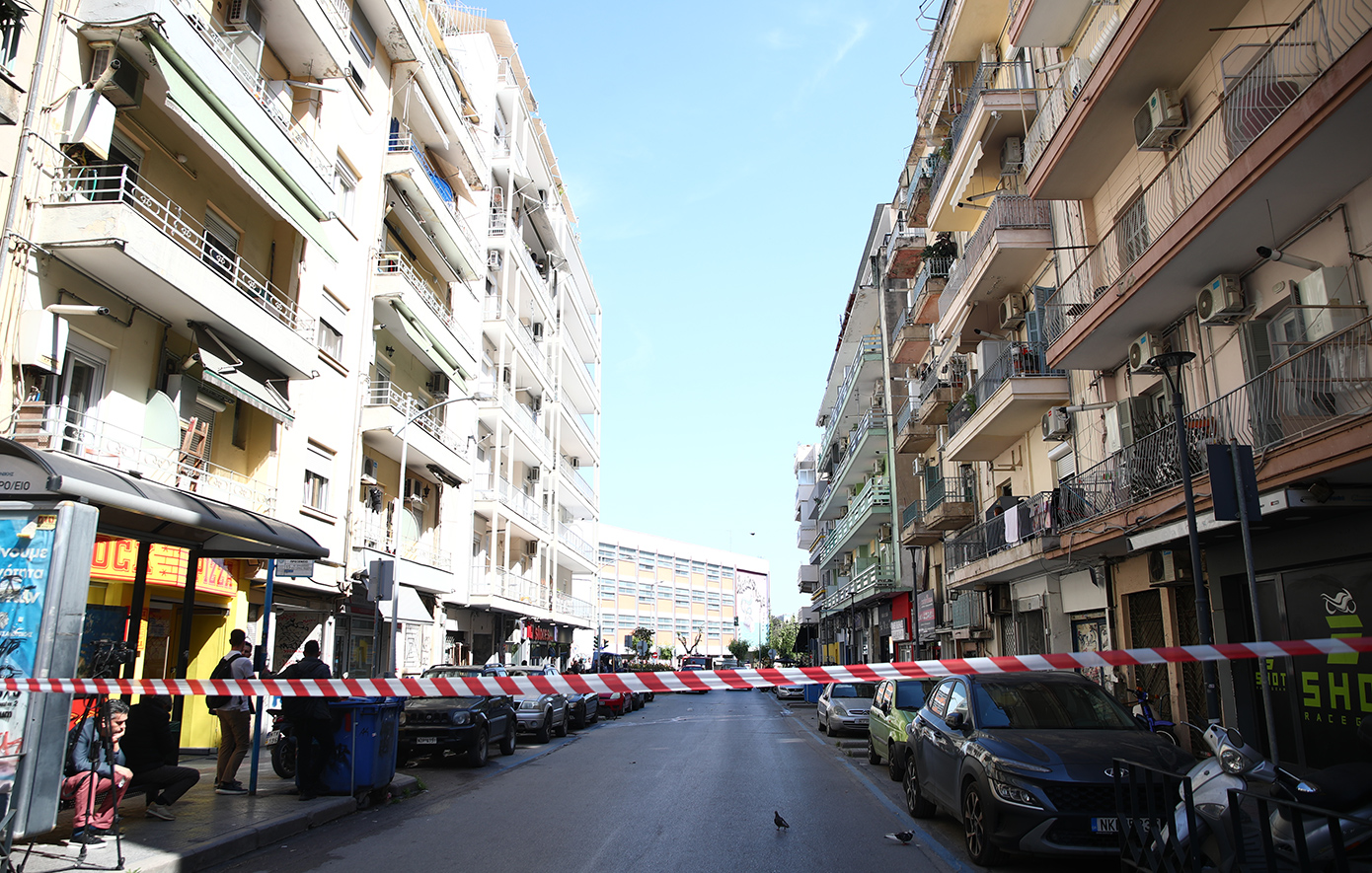 Στο ψυχιατρείο ο 20χρονος σπουδαστής που εκσφενδόνιζε αντικείμενα από μπαλκόνι στη Θεσσαλονίκη