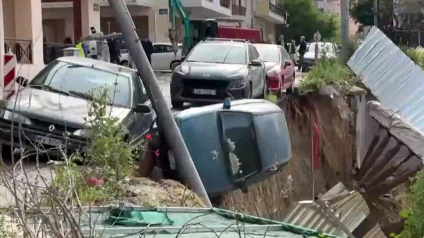 Κατέρρευσε τοιχίο στους παλιούς στάβλους Παπάφη στη Θεσσαλονίκη – Η στιγμή που όχημα βυθίζεται στο κενό