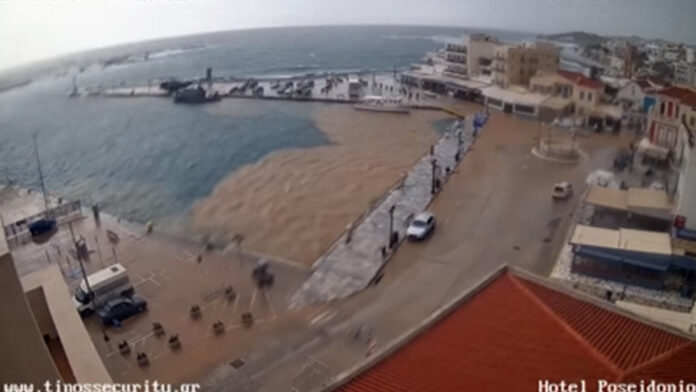 Όταν η θάλασσα στην Τήνο μετατρέπεται σε καφέ μέσα σε λεπτά από την έντονη κακοκαιρία
