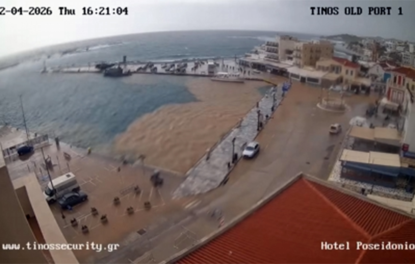 Όταν η θάλασσα στην Τήνο μετατρέπεται σε καφέ μέσα σε λεπτά από την έντονη κακοκαιρία