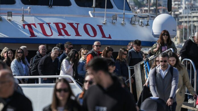 Πενταπλάσιοι οι Τούρκοι επισκέπτες στα ελληνικά νησιά