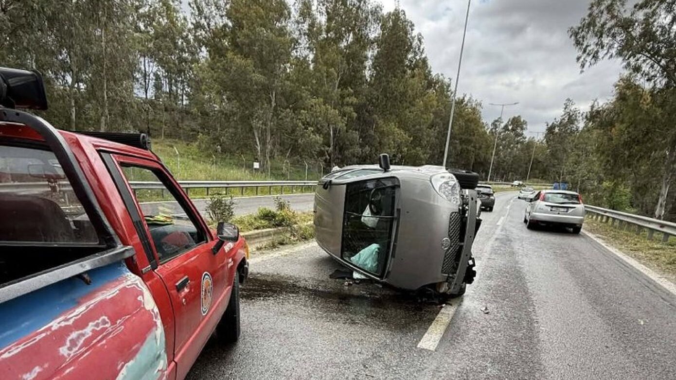 Σοκαριστικό ατύχημα στην Αρτέμιδα: όχημα διέσχισε διαχωριστικό και ανετράπη στο κέντρο του δρόμου
