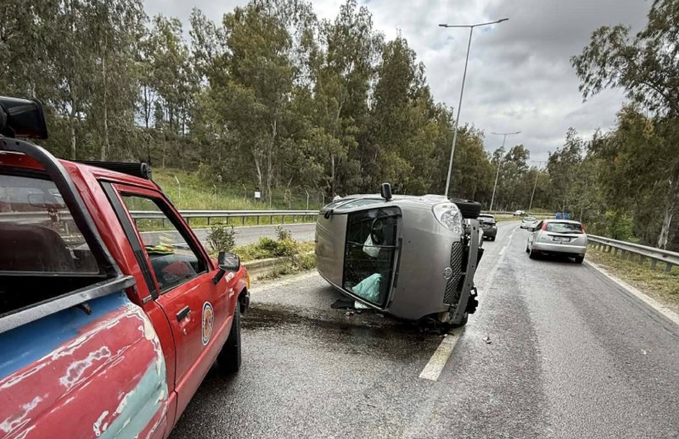 Σοκαριστικό ατύχημα στην Αρτέμιδα: όχημα διέσχισε διαχωριστικό και ανετράπη στο κέντρο του δρόμου
