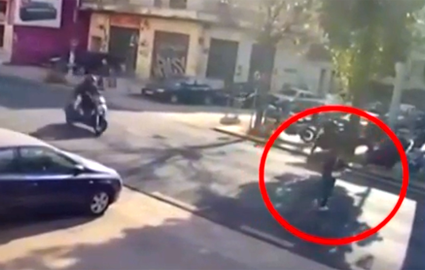 Αγώνας επιβίωσης για 16χρονη που χτυπήθηκε από σκούτερ στη Λιοσίων – Η εγκατάλειψη, ο ανήλικος Σουδανός και το σκοτεινό παρελθόν του