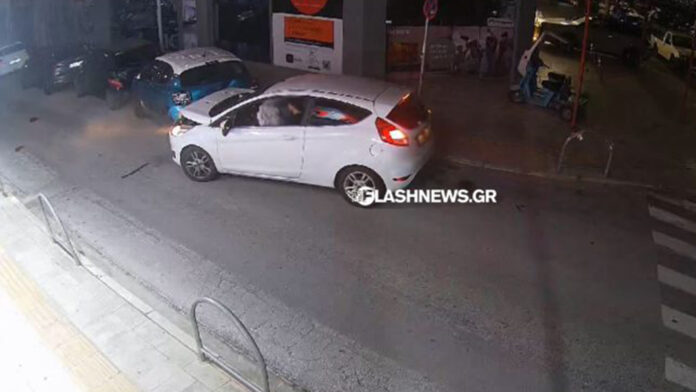 Βίντεο καταγράφει αυτοκίνητο να συγκρούεται με τρία σταθμευμένα οχήματα στα Χανιά