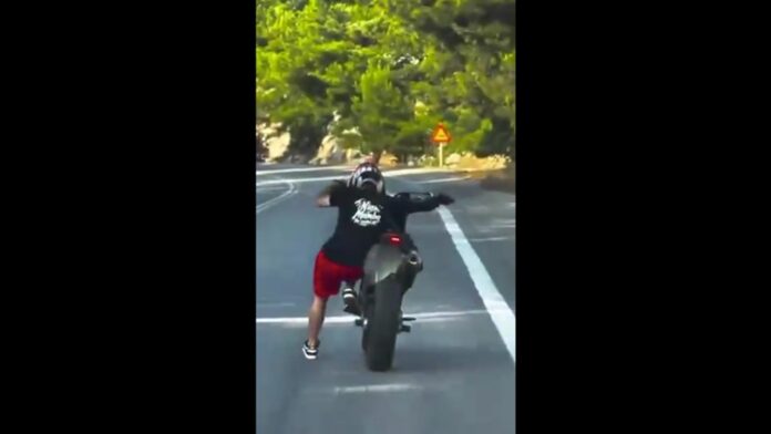 Εντοπίστηκαν οι δύο νεαροί που επιδίδονταν σε σούζες και «ακροβατικά» με τις μηχανές τους