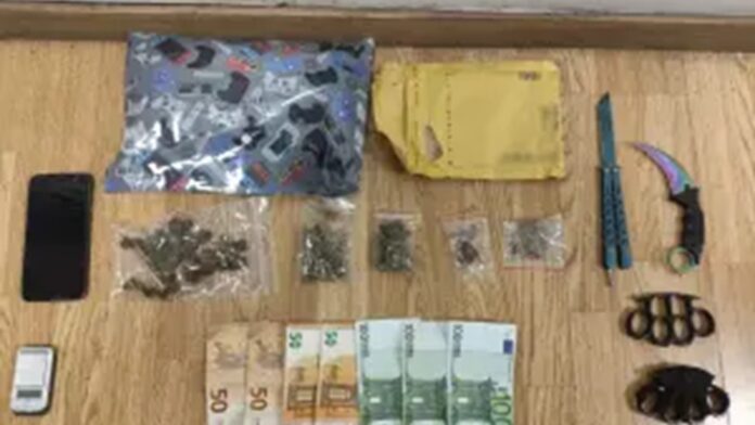 Συνελήφθη 19χρονος που επιχείρησε να εισάγει κάνναβη μέσω δέματος για πώληση