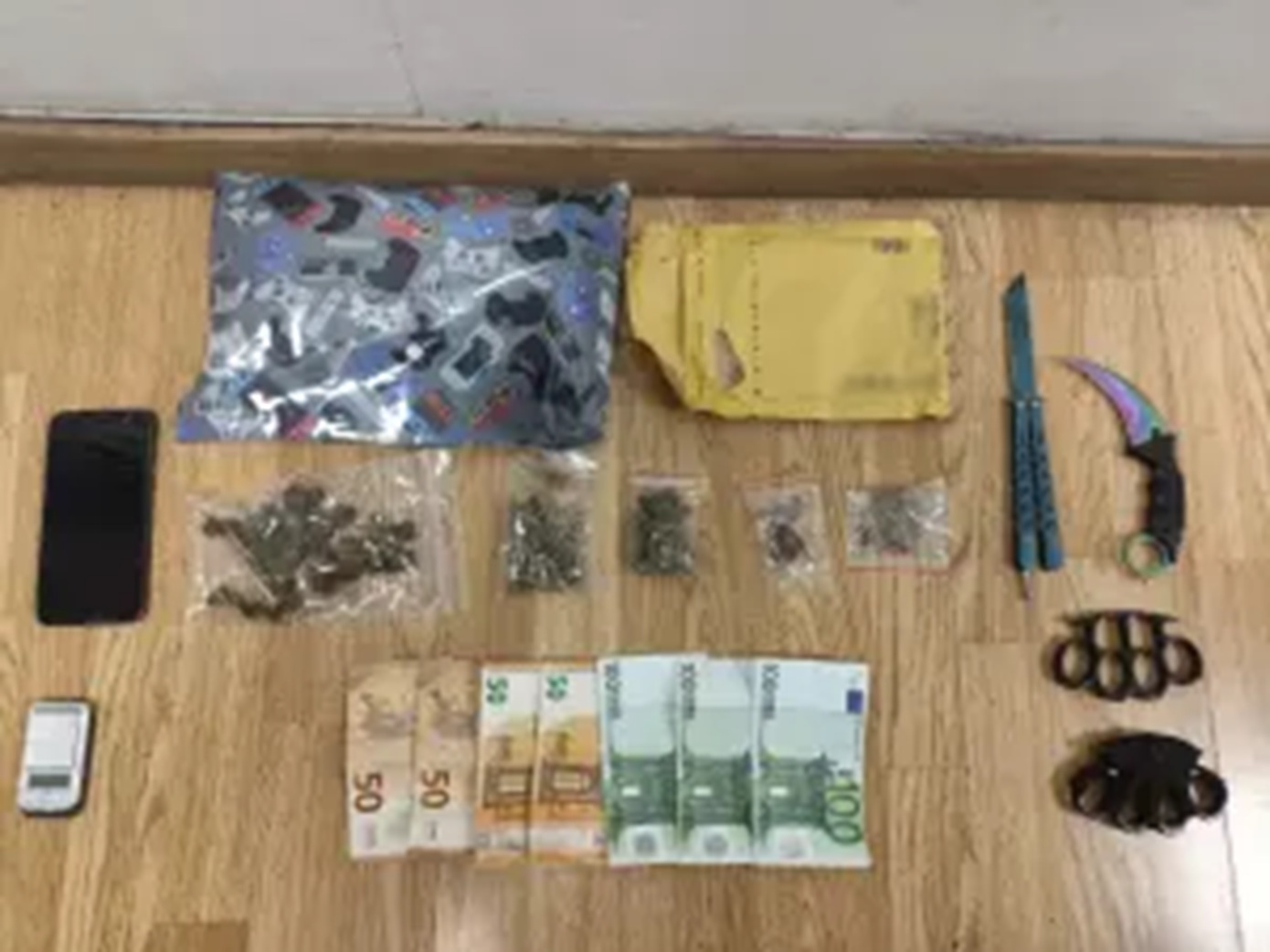 Συνελήφθη 19χρονος που επιχείρησε να εισάγει κάνναβη μέσω δέματος για πώληση