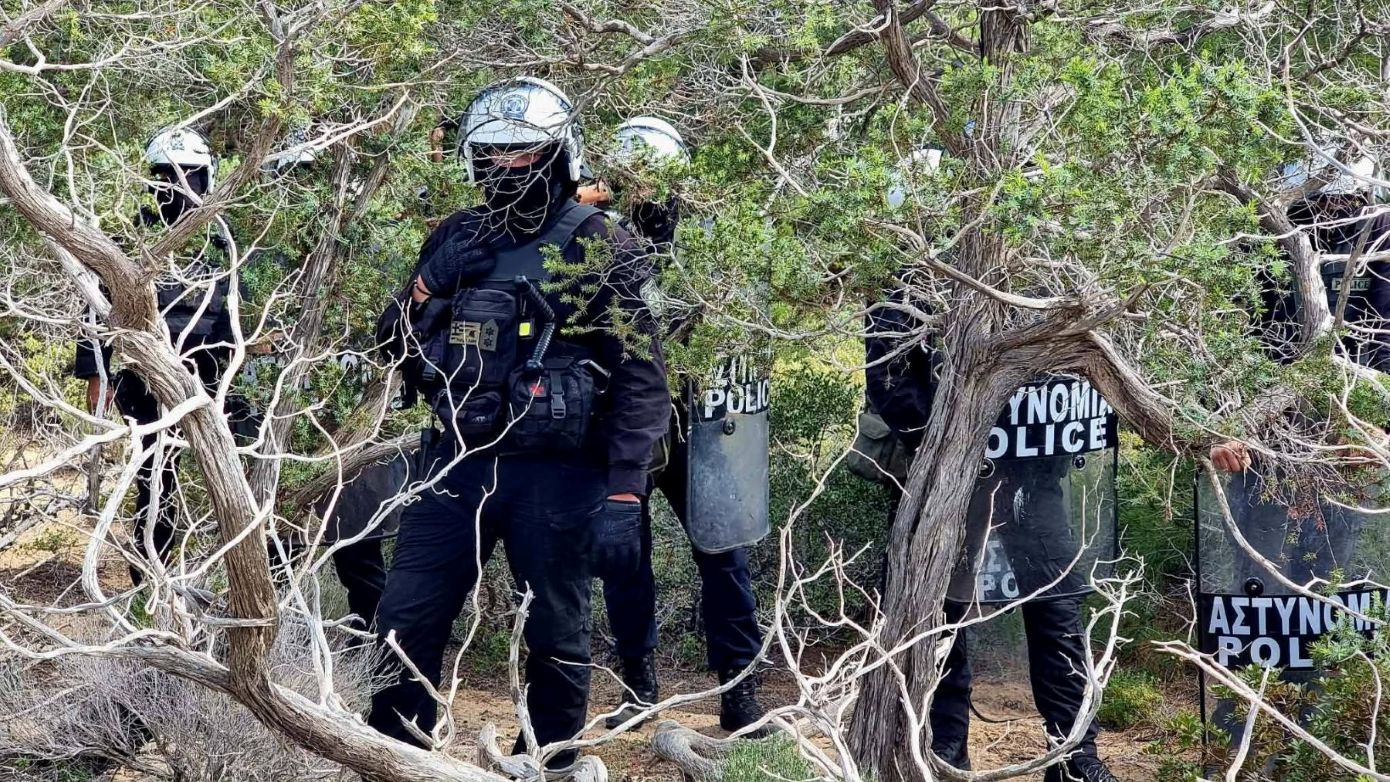 Παρέμβαση ΜΑΤ στη Γαύδο για παράνομες καλύβες σε ακτές