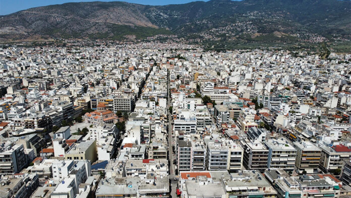 Έφηβη ξεσήκωσε τη γειτονιά: Φώναζε «βοήθεια» από το μπαλκόνι, καταγγέλλοντας τον πατέρα της για ξυλοδαρμό