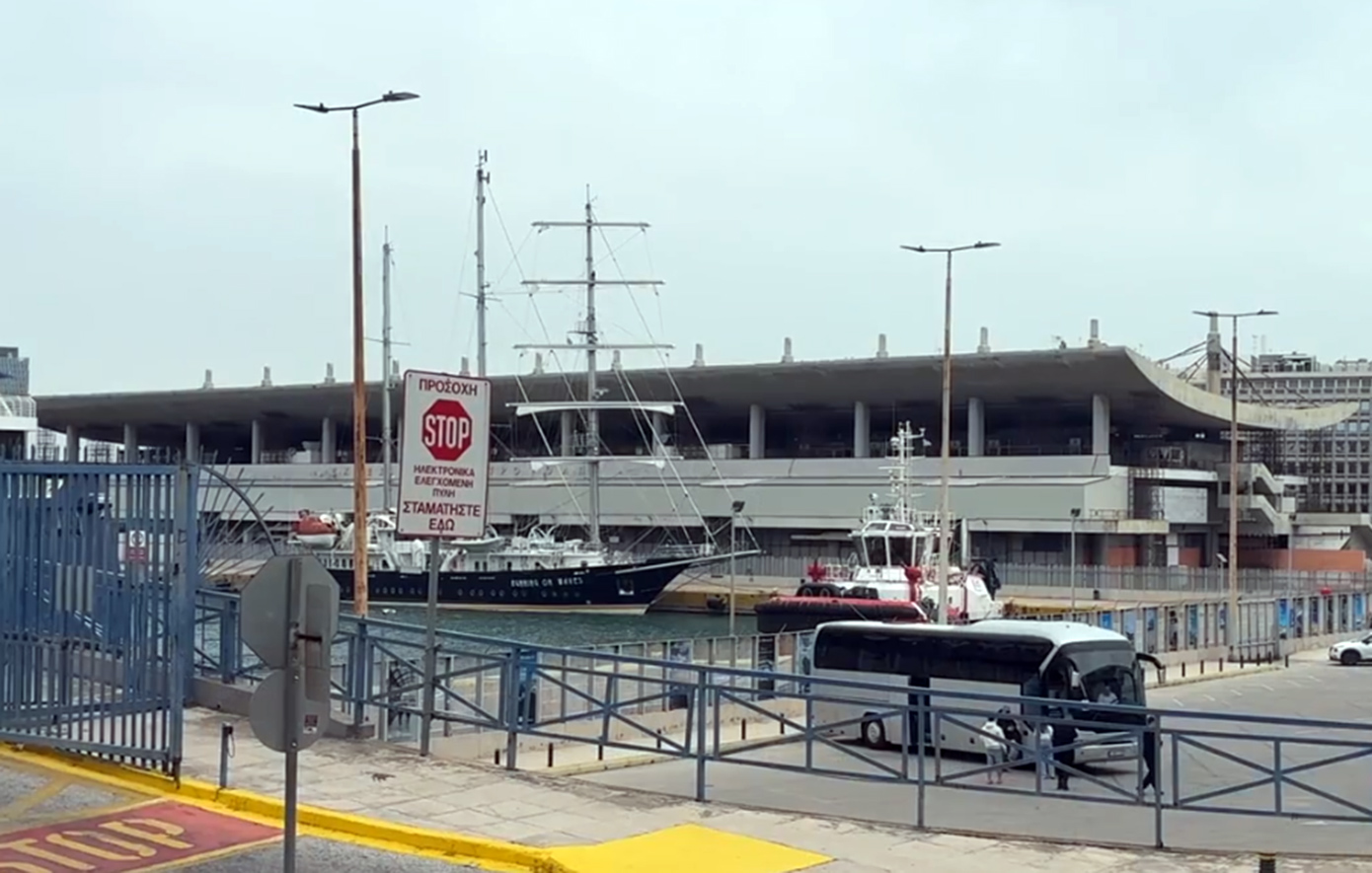 Όχημα βούτηξε στη θάλασσα στο λιμάνι του Πειραιά – Στο νοσοκομείο ο 54χρονος οδηγός