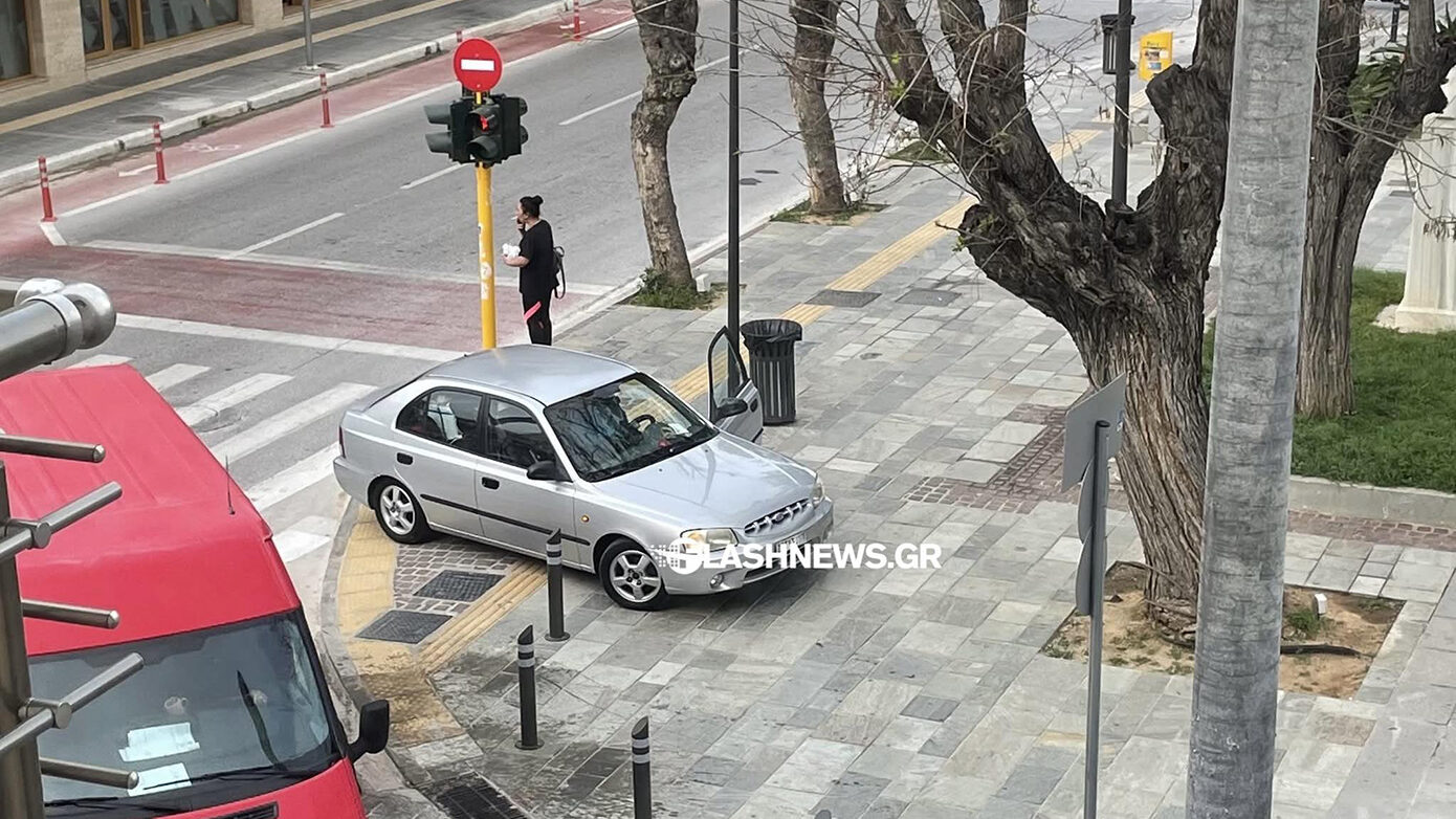 Οδηγός στα Χανιά πάρκαρε το όχημά του σε πεζοδρόμιο, ράμπα ατόμων με αναπηρία και διάδρομο τυφλών