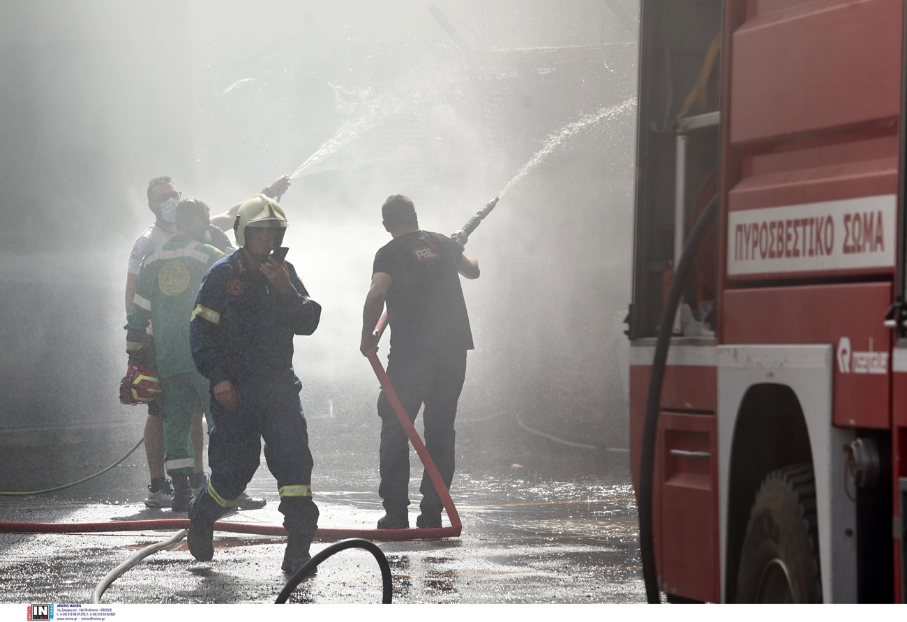 Πυρκαγιά σε μονάδα ανακύκλωσης στην παλαιά Ε.Ο. Θεσσαλονίκης – Κιλκίς – Μαύρος καπνός σκέπασε την περιοχή