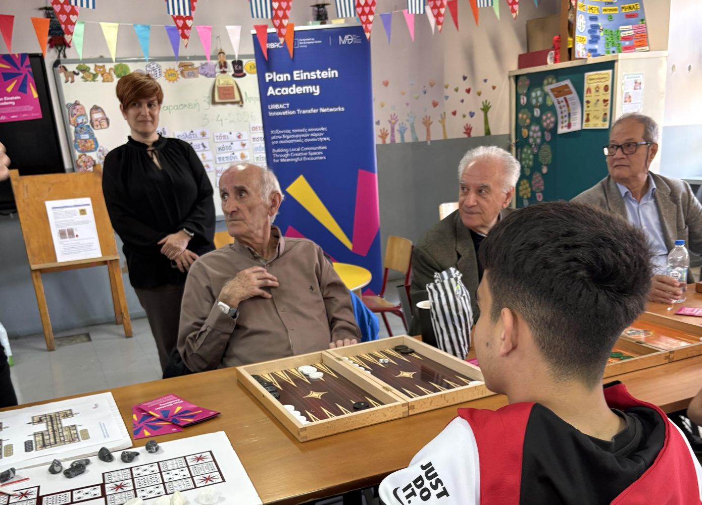 Μαθητικό τουρνουά τάβλι με δασκάλους από τα ΚΑΠΗ – Πώς μια παρτίδα «ένωσε» δύο γενιές