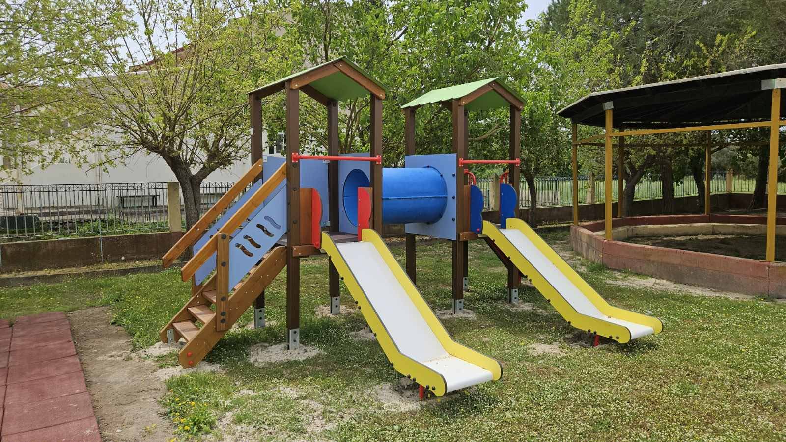 Η αυλή φοράει τα καλά της… στο 2ο Νηπιαγωγείο και τον Βρεφικό Σταθμό Ανδραβίδας