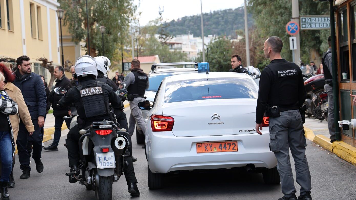 Φρικτή δολοφονία στον Μαραθώνα: Στην Ευελπίδων η πρώην σύντροφος του θύματος και δύο ακόμη κατηγορούμενοι