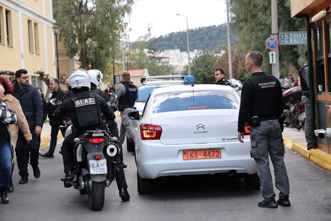 Φρικτή δολοφονία στον Μαραθώνα: Στην Ευελπίδων η πρώην σύντροφος του θύματος και δύο ακόμη κατηγορούμενοι