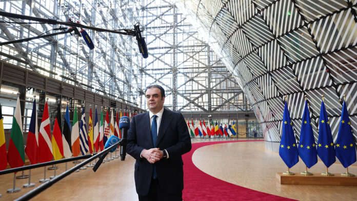 Πιερρακάκης στο Bloomberg για δασμούς Τραμπ: Η Ευρώπη ετοιμάζει απάντηση, με ισχυρό όπλο τη διαπραγμάτευση