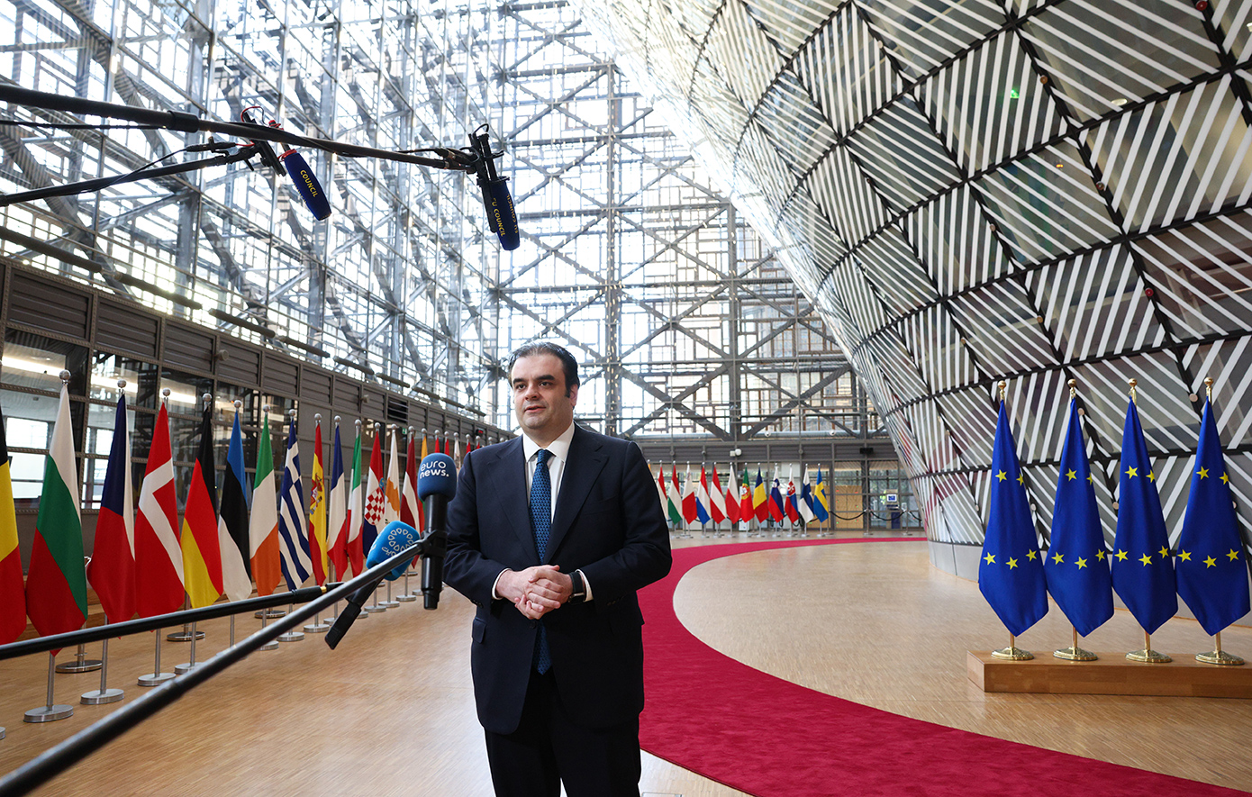 Πιερρακάκης στο Bloomberg για δασμούς Τραμπ: Η Ευρώπη ετοιμάζει απάντηση, με ισχυρό όπλο τη διαπραγμάτευση