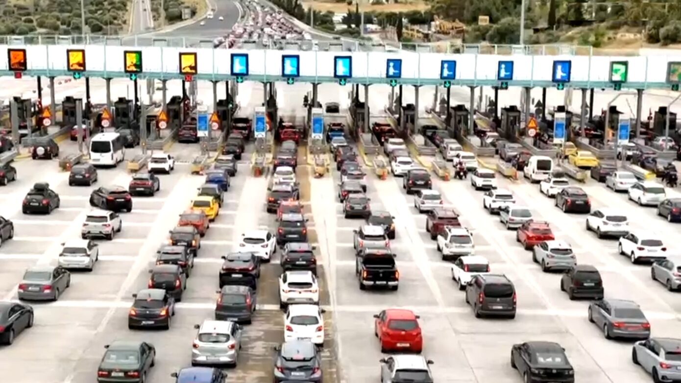 Κορυφώνεται η έξοδος για το τριήμερο: Ουρές χιλιομέτρων από το πρωί στα διόδια Ελευσίνας