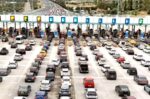 Κορυφώνεται η έξοδος για το τριήμερο: Ουρές χιλιομέτρων από το πρωί στα διόδια Ελευσίνας