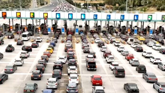 Κορυφώνεται η έξοδος για το τριήμερο: Ουρές χιλιομέτρων από το πρωί στα διόδια Ελευσίνας