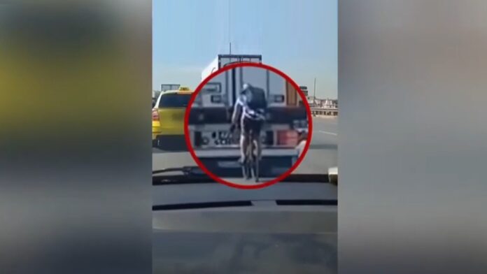 Απίστευτες σκηνές στην Εθνική Οδό: Ποδηλάτης «γαντζώθηκε» πίσω από φορτηγό για άνετη πορεία, χρησιμοποιώντας τεχνική… F1